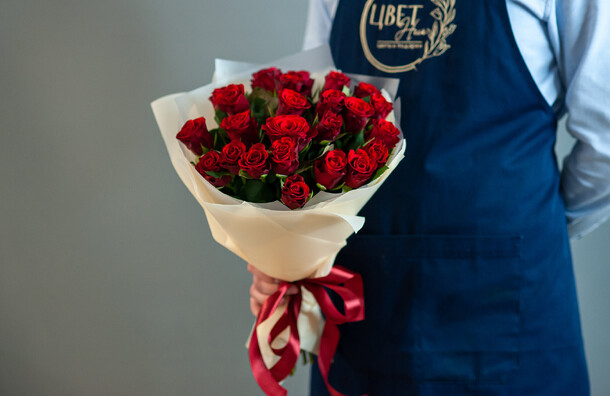 Букет из красных роз, 1050, артикул F1110340 - 3690 рублей, доставка по городу. Flawery - доставка цветов