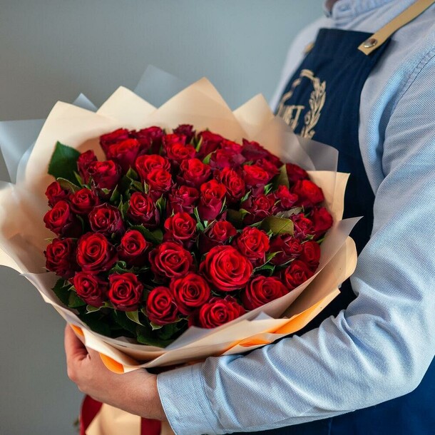 Букет из 51 розы, 1062, артикул F1110341 - 6740 рублей, доставка по городу. Flawery - доставка цветов