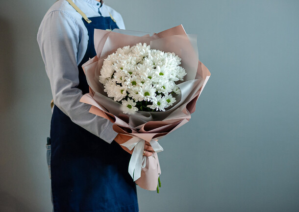 Монобукет хризантем в оформлении, 1090, артикул F1110345 - 3570 рублей, доставка по городу. Flawery - доставка цветов