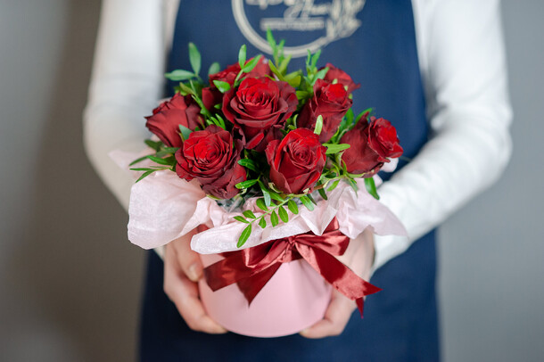 Шляпная коробка с красной розой, 1271, артикул F1114901 - 2770 рублей, доставка по городу. Flawery - доставка цветов