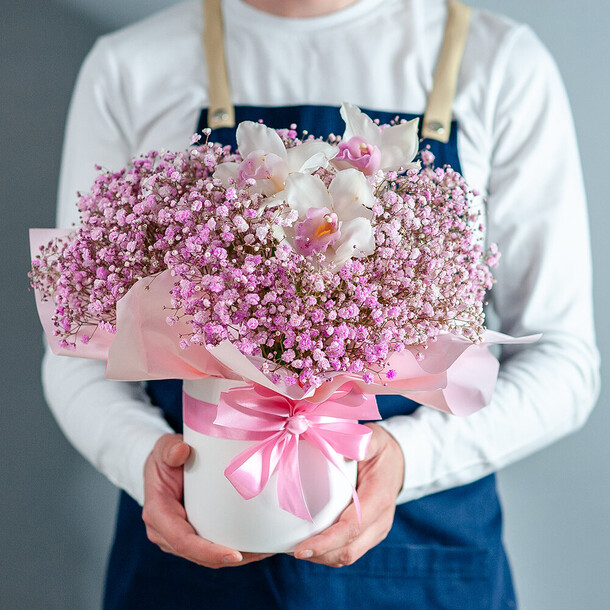 Гипсофила с орхидеей в шляпной коробке, 1559, артикул F1292872 - 4590 рублей, доставка по городу. Flawery - доставка цветов