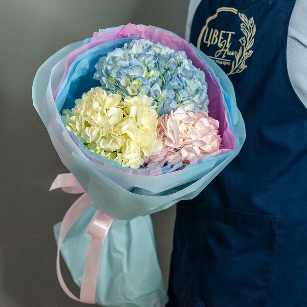 3 гортензии в оформлении, 1250, артикул F1292885 - 3260 рублей, доставка по городу. Flawery - доставка цветов