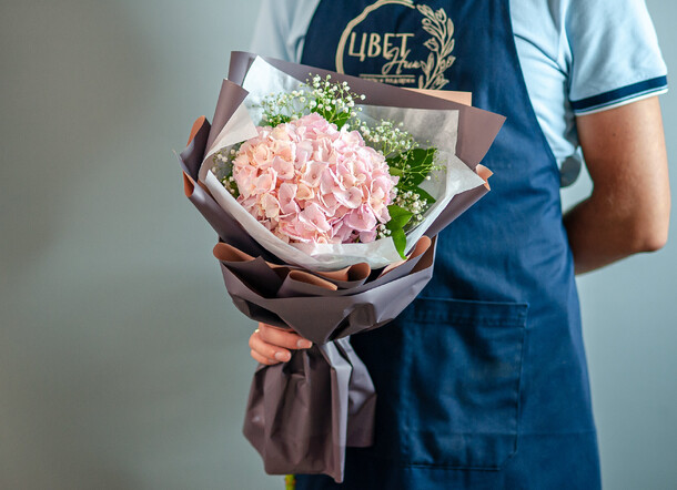 Розовая гортензия с гипсофилой, 1299, артикул F1292888 - 2490 рублей, доставка по городу. Flawery - доставка цветов