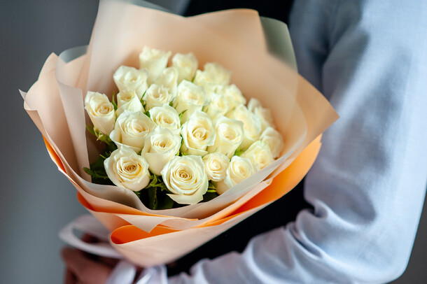 25 белых кенийских роз, 1574, артикул F1318223 - 3690 рублей, доставка по городу. Flawery - доставка цветов