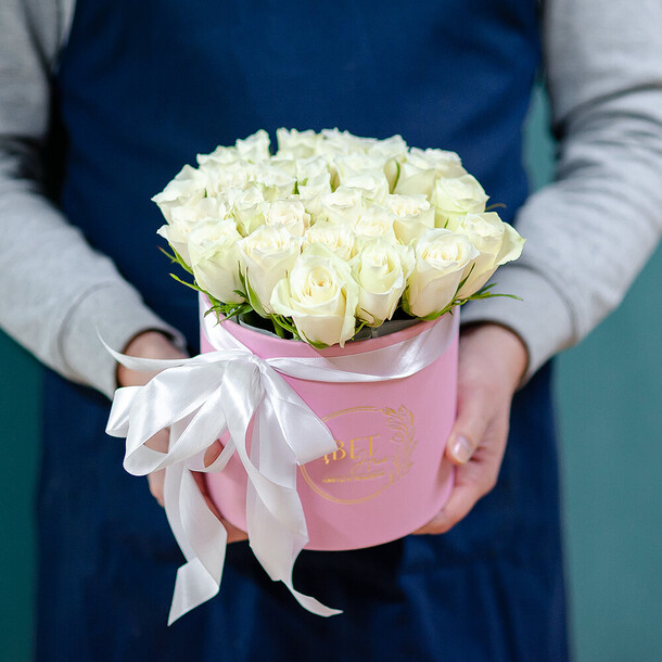 25 белых роз в шляпной коробке, 1656, артикул F1376809 - 4160 рублей, доставка по городу. Flawery - доставка цветов