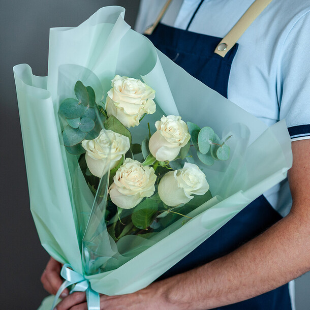 Букет из 5 белых роз эквадор с эвкалиптом, 1581, артикул F1418228 - 2660 рублей, доставка по городу. Flawery - доставка цветов