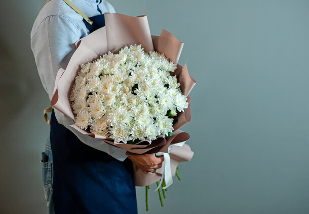 Большой букет кустовых хризантем балтика, 1097, артикул F1418300 - 7300 рублей, доставка по городу. Flawery - доставка цветов