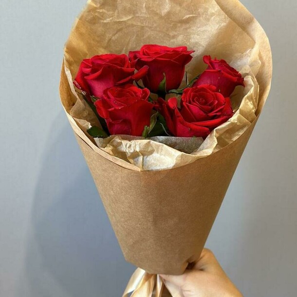5 красных роз в крафте, артикул F1361779 - 2310 рублей, доставка по городу. Flawery - доставка цветов