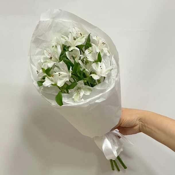 Альстромерии в белом крафте, артикул F1363555 - 1650 рублей, доставка по городу. Flawery - доставка цветов