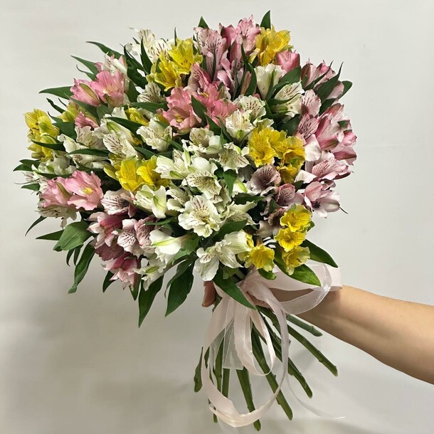 Микс разноцветных альстромерий, артикул F1363696 - 8199 рублей, доставка по городу. Flawery - доставка цветов