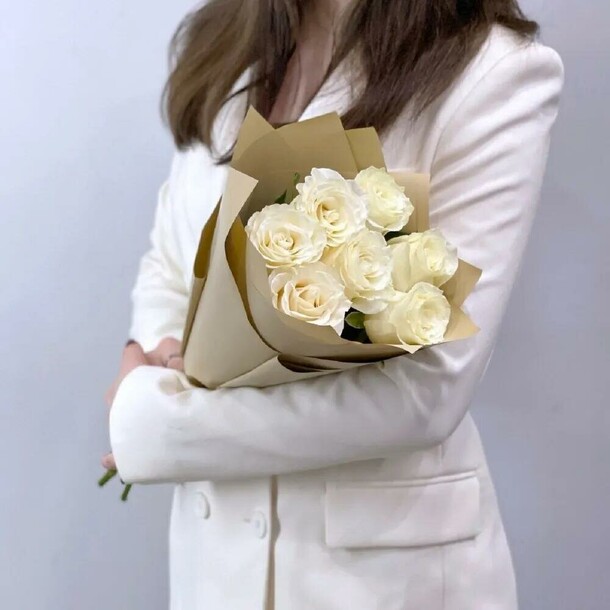 Белая роза 7 шт, артикул F1373144 - 3465 рублей, доставка по городу. Flawery - доставка цветов