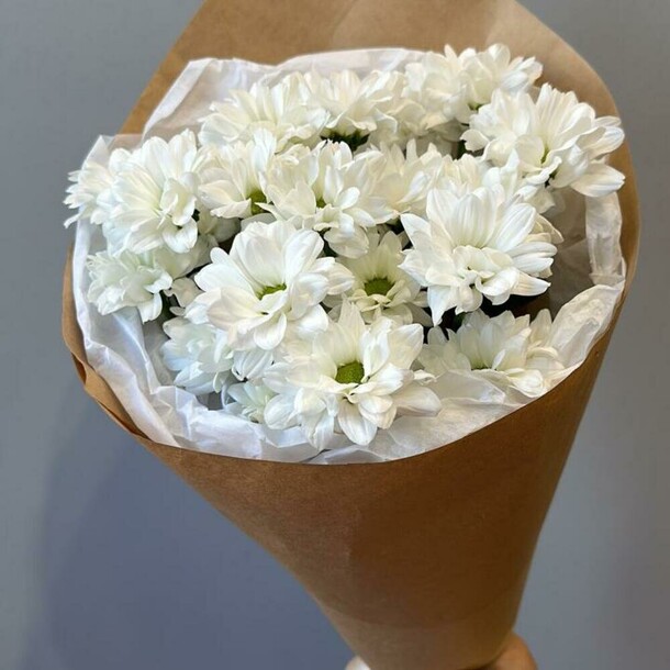 3 хризантемы в крафте, артикул F1373157 - 1925 рублей, доставка по городу. Flawery - доставка цветов