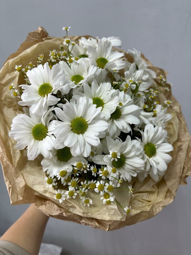 Хризантема с танацетумом в крафте, артикул F1373758 - 3250 рублей, доставка по городу. Flawery - доставка цветов