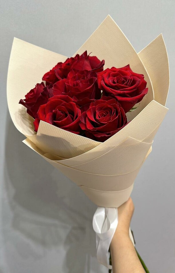 Букет из роз 7 шт, артикул F1379405 - 3250 рублей, доставка по городу. Flawery - доставка цветов