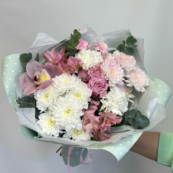 Авторский букет в стильной упаковке, артикул F1404284 - 5830 рублей, доставка по городу. Flawery - доставка цветов