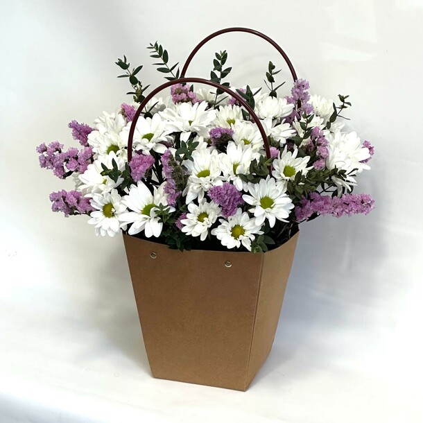 Хризантема ромашковая с статицей и зеленью, артикул F1406158 - 3850 рублей, доставка по городу. Flawery - доставка цветов