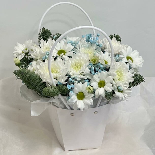 Хризантема с гипсофилой и зеленью, артикул F1432002 - 3100 рублей, доставка по городу. Flawery - доставка цветов