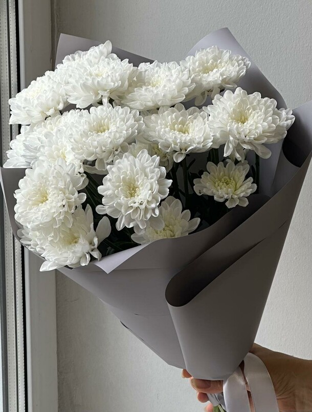 Хризантемы белые 3 шт, артикул F1433189 - 1950 рублей, доставка по городу. Flawery - доставка цветов