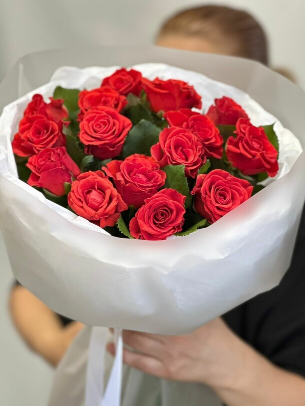 Букет из 15 алых роз, артикул F1446888 - 4800 рублей, доставка по городу. Flawery - доставка цветов