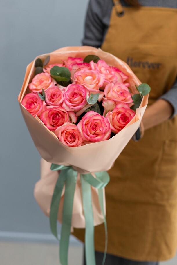 Букет из 11 роз джумилия и эвкалипта, артикул F1361409 - 3500 рублей, доставка по городу. Flawery - доставка цветов