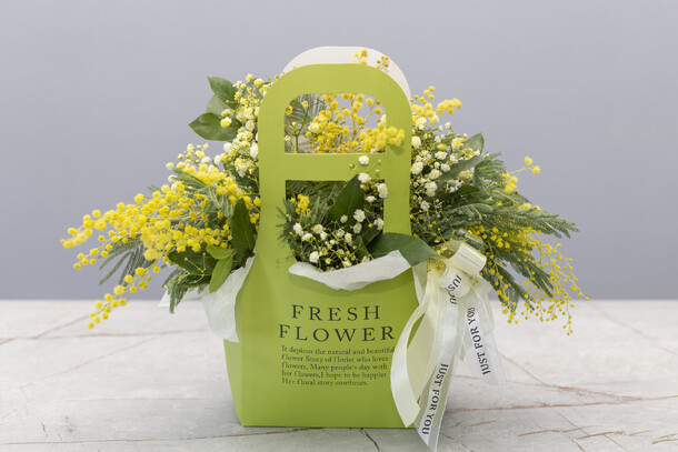 Сумочка из гипсофилы и мимозы, артикул F1370923 - 1800 рублей, доставка по городу. Flawery - доставка цветов