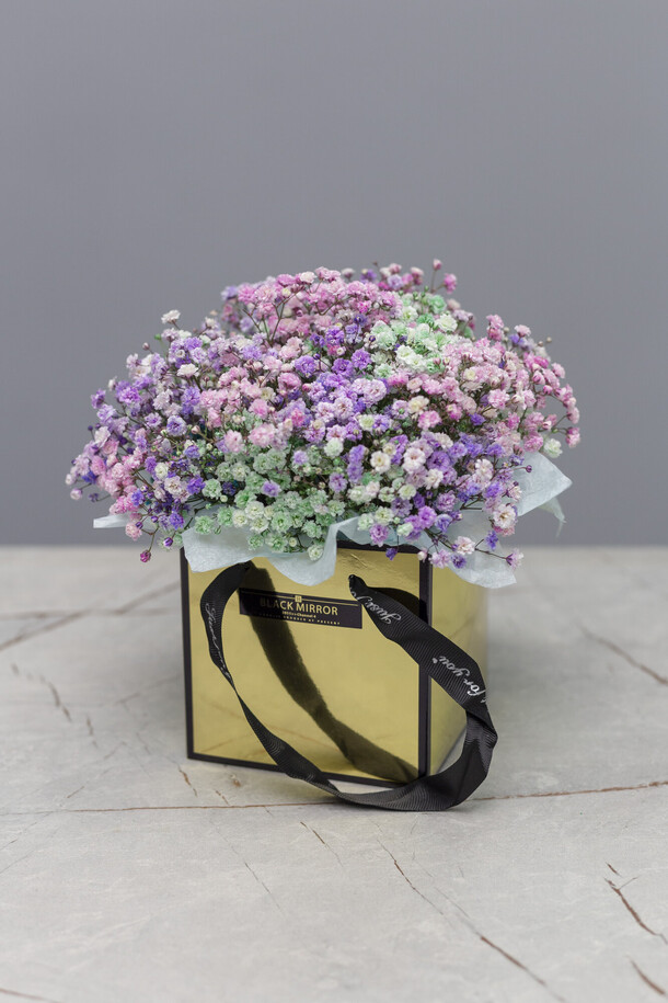 Гипсофила радужная в золотой сумочке, артикул F1377511 - 2100 рублей, доставка по городу. Flawery - доставка цветов