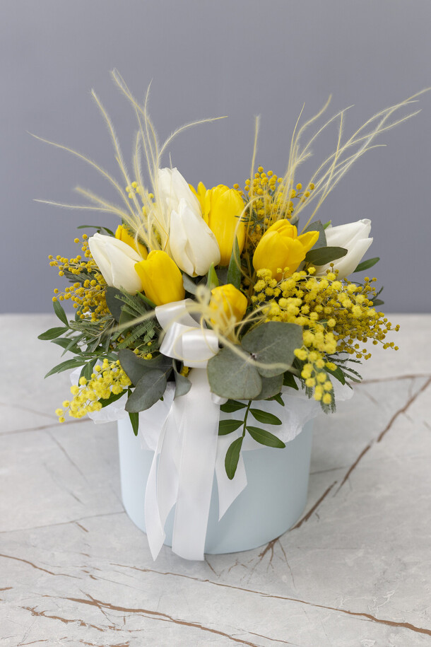 Тюльпаны в цилиндре с мимозой, артикул F1377521 - 3500 рублей, доставка по городу. Flawery - доставка цветов