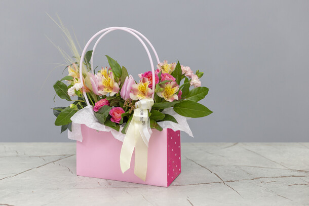 Сумочка в горошек с тюльпанами, артикул F1383956 - 2500 рублей, доставка по городу. Flawery - доставка цветов