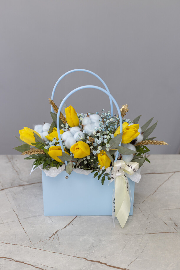 Голубая сумочка с желтыми тюльпанами, артикул F1397709 - 2950 рублей, доставка по городу. Flawery - доставка цветов