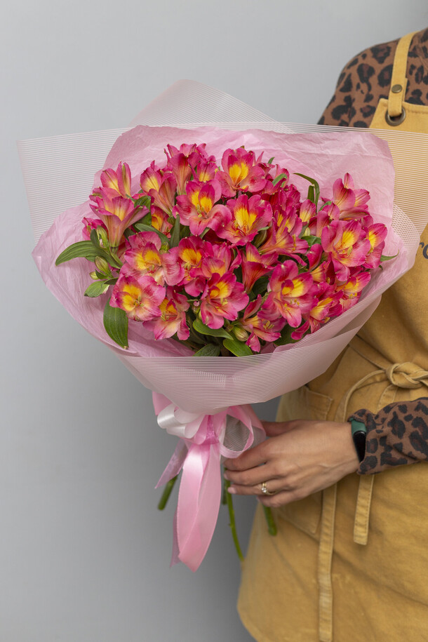 Florever 001. Букет розовый из альстромерии, артикул F1403975 - 2650 рублей, доставка по городу. Flawery - доставка цветов