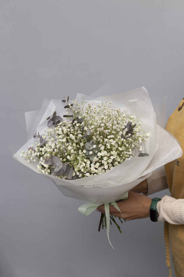 Florever 011. Букет из белой гипсофилы и эвкалипта, артикул F1407736 - 2500 рублей, доставка по городу. Flawery - доставка цветов