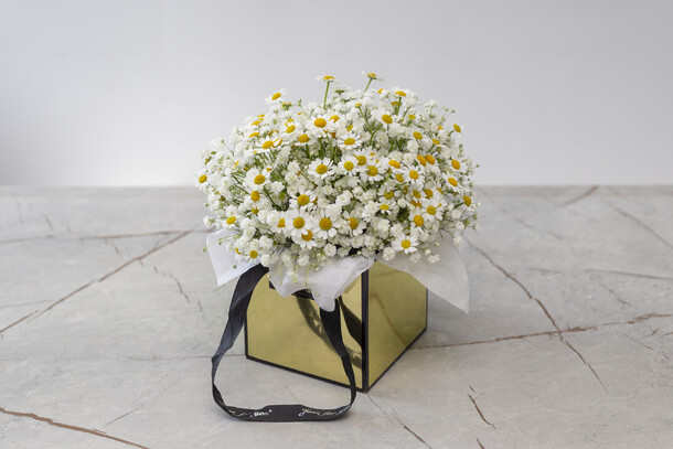 Ромашки и гипсофила в золотой сумочке, артикул F1415560 - 2100 рублей, доставка по городу. Flawery - доставка цветов