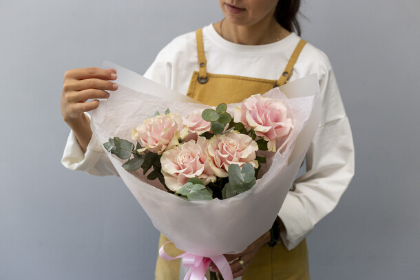 Букет нежных французских роз с эвкалиптом, артикул F1480099 - 2699 рублей, доставка по городу. Flawery - доставка цветов