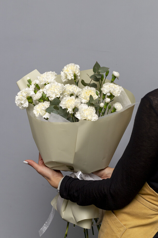 Гвоздики с эвкалиптом в бежевой упаковке, артикул F1534691 - 3500 рублей, доставка по городу. Flawery - доставка цветов