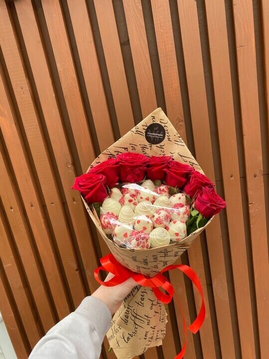 Букет клубники "роза", артикул F1364465 - 5490 рублей, доставка по городу. Flawery - доставка цветов