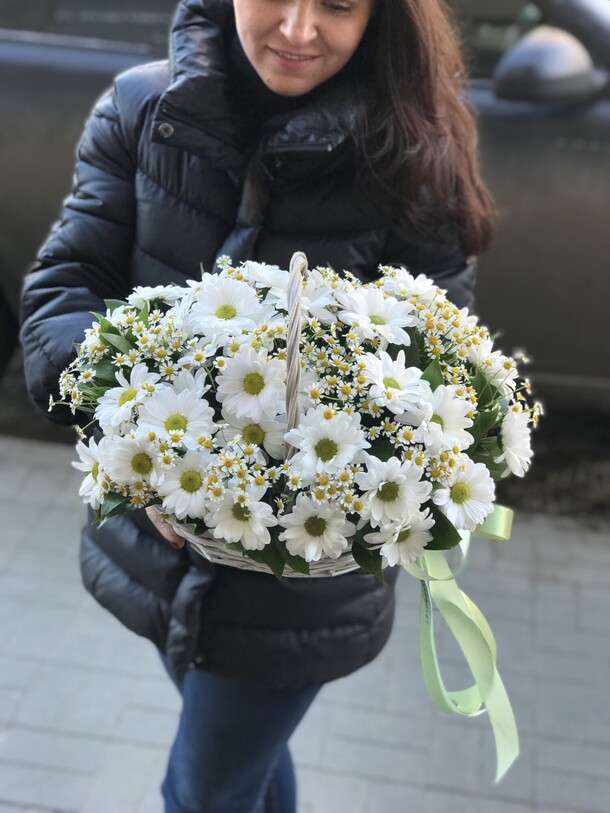 Корзина с ромашками хризантемами, артикул F1246960 - 5870 рублей, доставка по городу. Flawery - доставка цветов