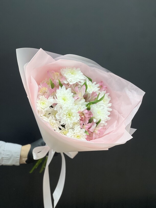 Стойкий букет из хризантемы и альстромерии, артикул F1384875 - 2999 рублей, доставка по городу. Flawery - доставка цветов