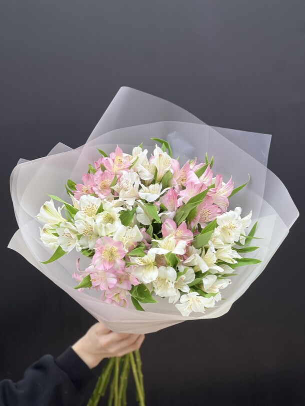 Большой букет из альстромерии, артикул F1385244 - 4690 рублей, доставка по городу. Flawery - доставка цветов