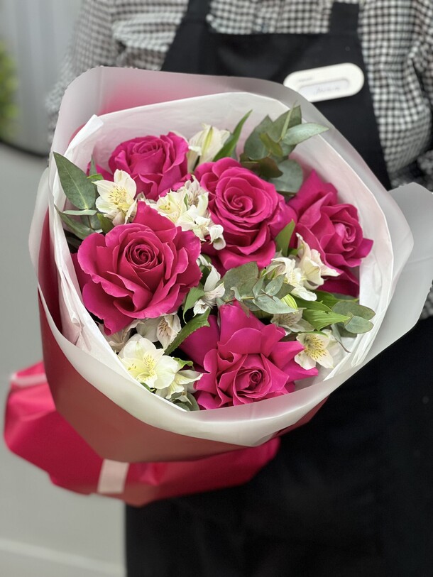 Букет из французских роз и альстромерии, артикул F1388939 - 5999 рублей, доставка по городу. Flawery - доставка цветов