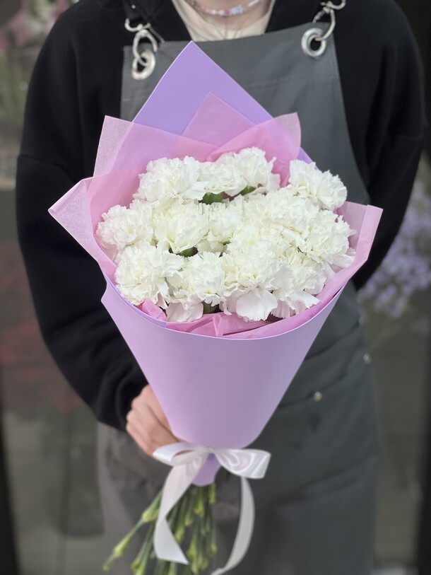 Букет из белых диантусов «белый шарм», артикул F1413043 - 2870 рублей, доставка по городу. Flawery - доставка цветов