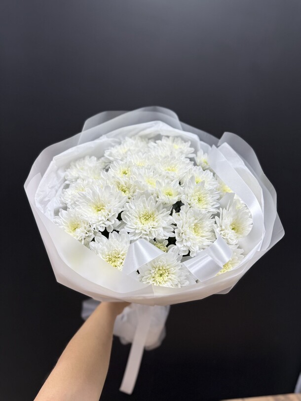 Букет 5 белых хризантем, артикул F1456890 - 3270 рублей, доставка по городу. Flawery - доставка цветов