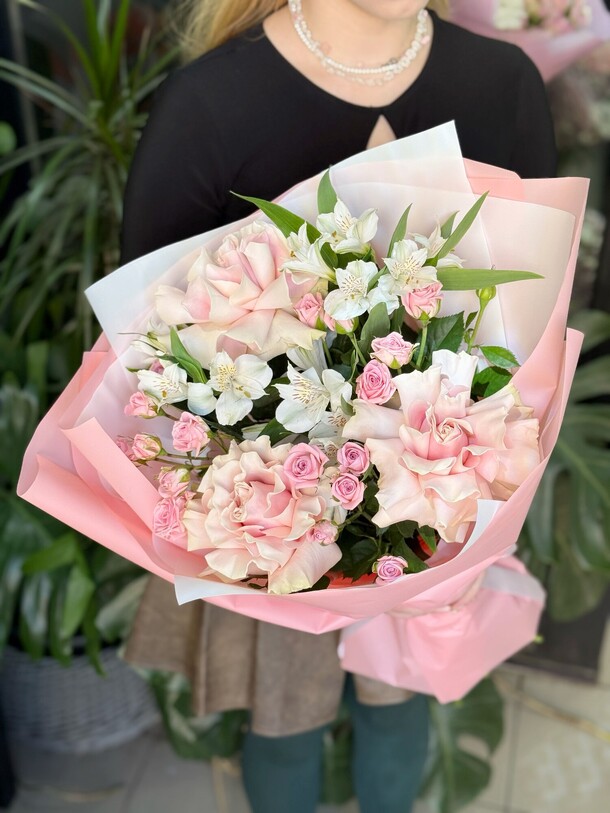 Букет в розовом цвете из роз, артикул F1460486 - 4870 рублей, доставка по городу. Flawery - доставка цветов
