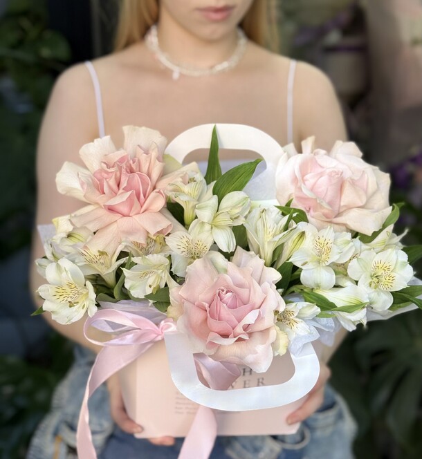 Нежные розовые розы в сумочке, артикул F1460495 - 3650 рублей, доставка по городу. Flawery - доставка цветов