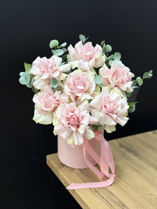 Букет в коробке из розовых  роз, артикул F1473473 - 4270 рублей, доставка по городу. Flawery - доставка цветов