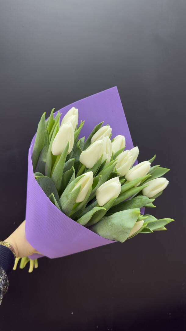 Букет белые тюльпаны 15 штук, артикул F1525534 - 5700 рублей, доставка по городу. Flawery - доставка цветов