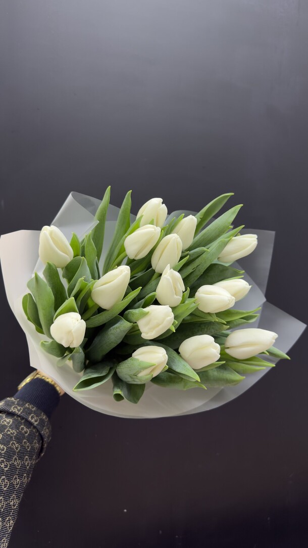 Букет 15 белых тюльпанов, артикул F1528532 - 5700 рублей, доставка по городу. Flawery - доставка цветов