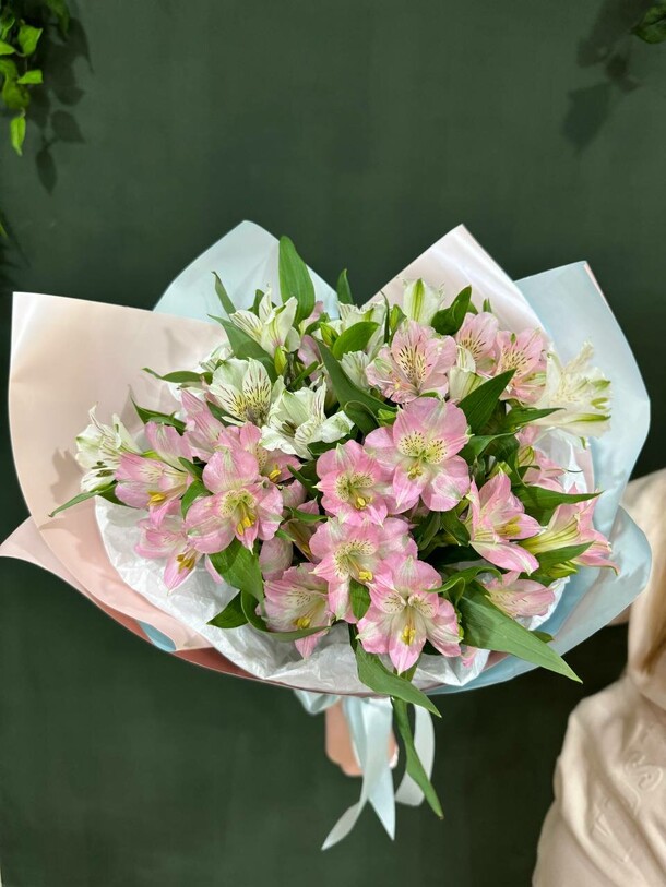 Монобукт из стойких альстромерии, артикул F1366882 - 3990 рублей, доставка по городу. Flawery - доставка цветов