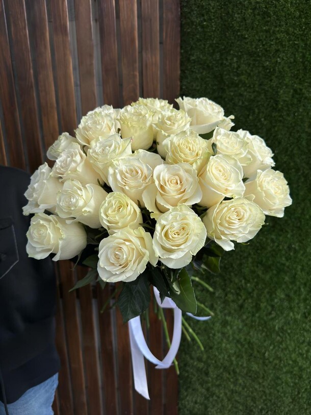 25 белых роз, артикул F1406165 - 7990 рублей, доставка по городу. Flawery - доставка цветов