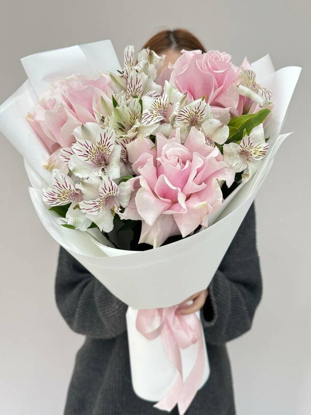 Букет с французскими роз и альстромерии, артикул F1453398 - 2990 рублей, доставка по городу. Flawery - доставка цветов