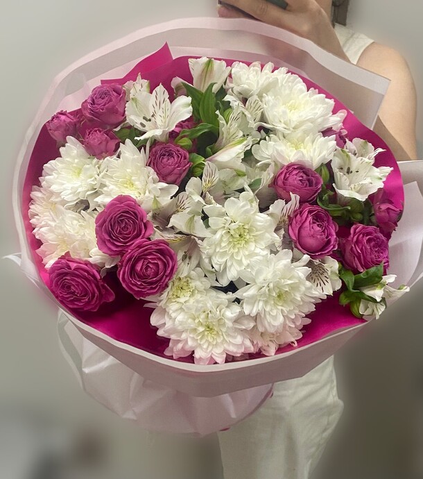 Букет с кустовыми пионовидными розами и альстромерией, артикул F1413630 - 3700 рублей, доставка по городу. Flawery - доставка цветов